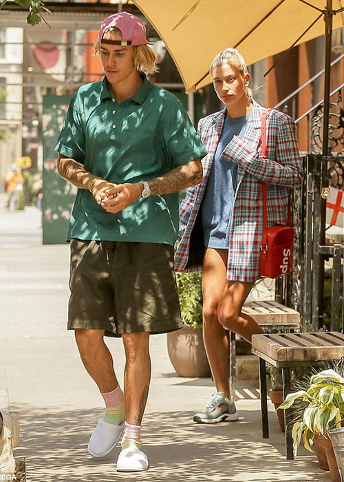 Justin và Hailey trở thành một cặp vào năm 2015 sau nhiều năm làm bạn thân. Năm 2016, hai người chia tay và mới tái hợp cách đây một tháng.