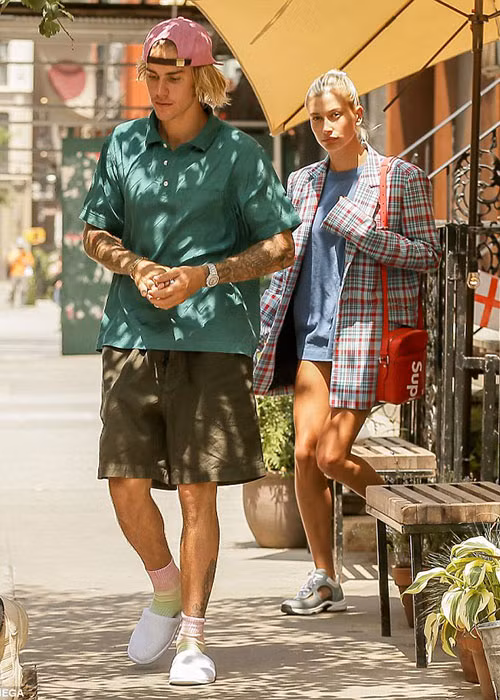 Justin và Hailey trở thành một cặp vào năm 2015 sau nhiều năm làm bạn thân. Năm 2016, hai người chia tay và mới tái hợp cách đây một tháng.