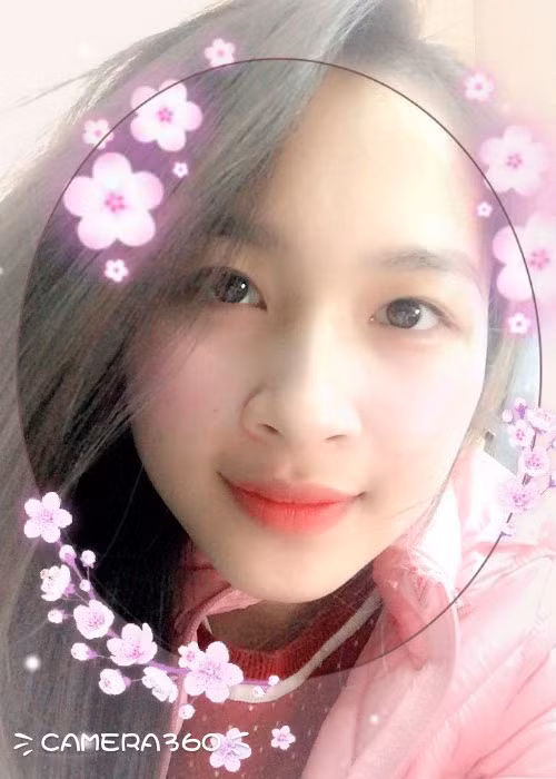 Giống như bạn bè cùng trang lứa, Khánh Linh cũng thích chụp ảnh selfie. Ảnh: FBNV