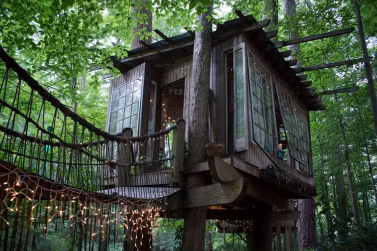 Ngôi nhà trong mơ ở Atlanta, Georgia là một trong những ngôi nhà được tìm đến nhiều nhất trong mùa hè này. Tuy rất nhỏ nhưng ngôi nhà này có đủ phòng ngủ, phòng khách và sàn đủ để bạn có thể sinh hoạt thoải mái.