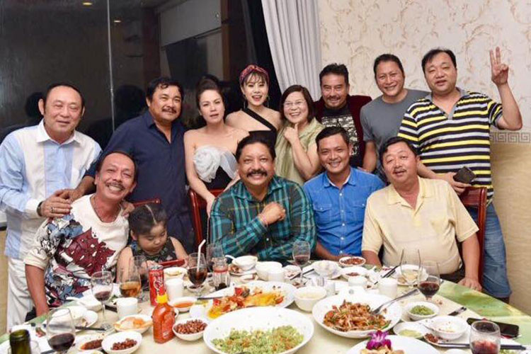 Thanh Hoàng vui vẻ mừng sinh nhật của Nhật Kim Anh.