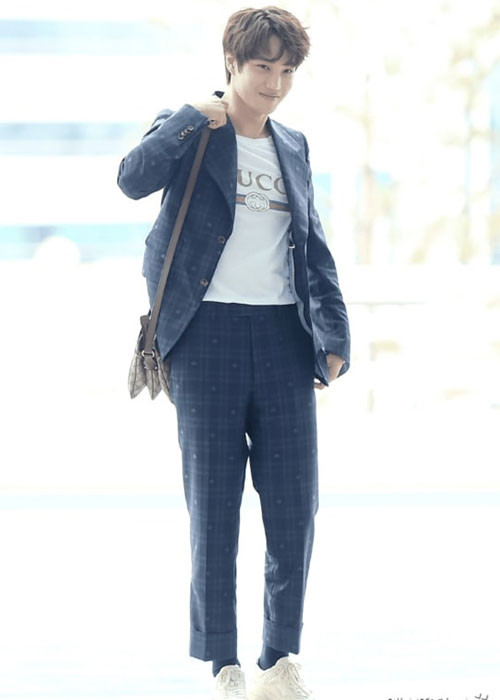 Kai (EXO): Nam giới Hàn Quốc ưa chuộng mặc suit ngay cả trong những hoạt động thường ngày. Tuy nhiên, họ có cách phối đồ khiến bộ tây trang cổ điển trở nên trẻ trung, năng động và thời trang hơn. Kai cũng thuộc nằm lòng các bí kíp phối hợp này khi diện suit cũng áo thun trắng in logo và giày thể thao cá tính.