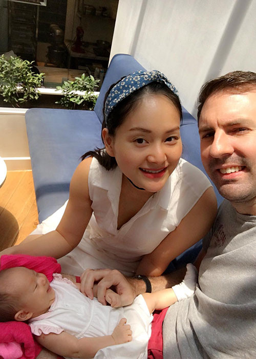 Hình ảnh con gái lai Tây đáng yêu của Lan Phương bên bố mẹ.