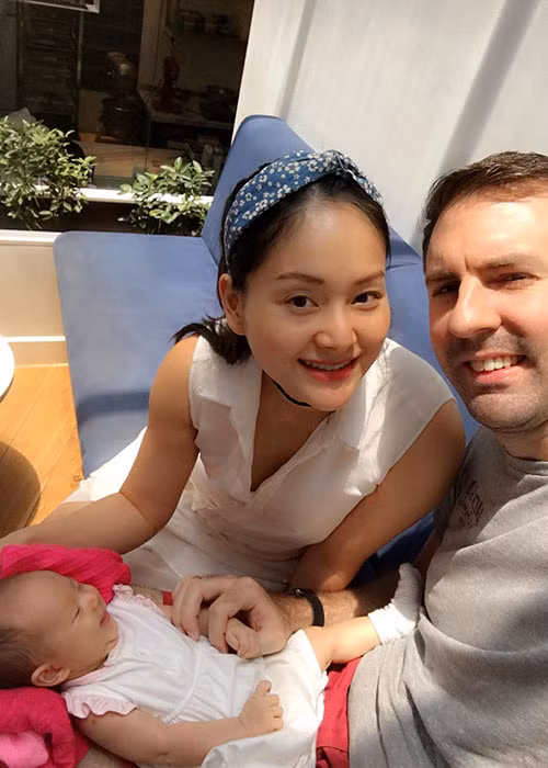 Hình ảnh con gái lai Tây đáng yêu của Lan Phương bên bố mẹ.