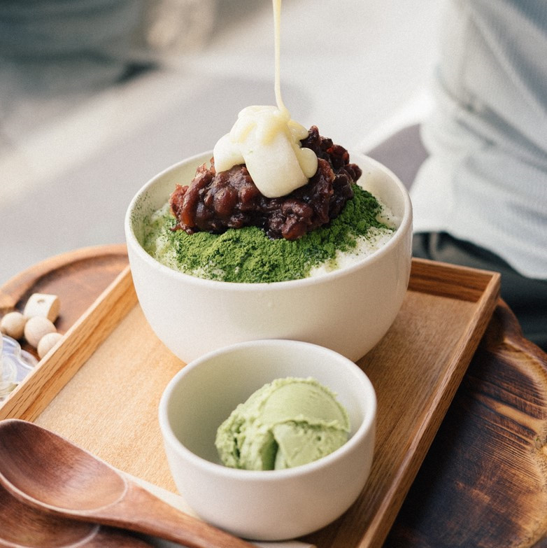 Patbingsu (Hàn Quốc) - món đá bào mát lạnh nổi tiếng châu Á: Patbingsu khá phổ biến với giới trẻ Việt Nam trong một vài năm gần đây. Công thức Patbingsu truyền thống là sự kết hợp đơn giản giữa đá, đậu đỏ và trái cây tươi. Ngày nay, Patbingsu được “nâng cấp” với đủ loại topping như kẹo dẻo, cốm, chocolate, đôi khi rưới thêm sốt từ sữa đặc, kem tươi. Ảnh: @suefilm, @charlymodeuse.