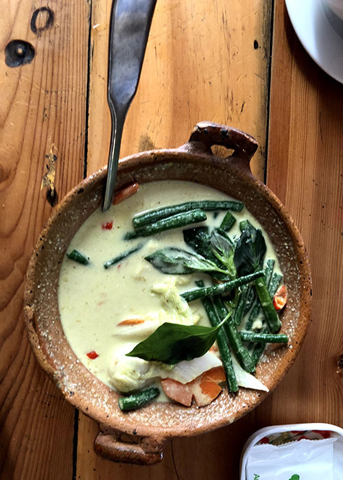 Ngò Rí - Coriander: Nằm trong khu vực phố Tây Bùi Viện, quán ăn có cái tên dễ thương này không chỉ hút khách Việt, mà còn có cả khách nước ngoài tìm đến thưởng thức ẩm thực Thái Lan. Quán có không gian tương đối nhỏ nên đôi lúc có chút bất tiện cho bạn. Ảnh: Barik Nawawi, Dominik Dyś, Hao Le Ngoc, Khanh Nguyen.