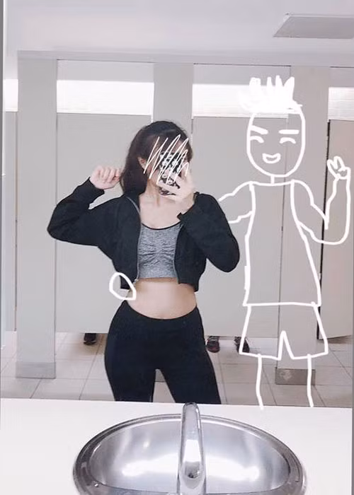 “F.A quá lâu, mình cũng sắp không biết đánh vần chữ “người yêu” như thế nào nữa rồi! Trông chủ thớt xinh thế kia mà chưa có người yêu thì liệu rằng có phải truyền nhân của chị Nguyệt Thảo Mai “em làm gì có người yêu, em đang ế đây này”?”, một tài khoản hài hước bình luận.“Chắc không muốn yêu ấy chứ! Nếu em đồng ý, anh với em sẽ yêu xa cùng nhau thoát ế!”, tài khoản V.L.T viết. Bình luận này nhận được nhiều lượt thích của rất nhiều chàng trai khác. Có vẻ nếu chủ thớt gật đầu một cái rất nhiều chàng trai sẵn lòng đứng cạnh cô trong các bức ảnh tiếp theo!