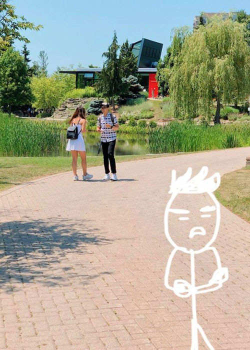 Chủ nhân của những bức ảnh chắc chắn đã đạt đến cảnh giới tối cao của FA. Cô bạn tên thật là Trần Mỹ Hằng (SN 1998, Quảng Ngãi, du học sinh Việt tại Canada).