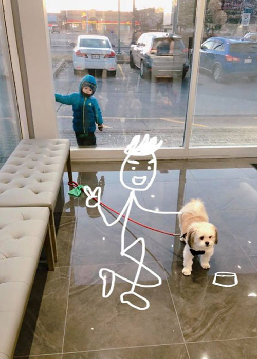 Ngay sau khi đăng tải, bộ ảnh “đôi tình nhân” nhanh chóng nhận được nhiều lượt bày tỏ cảm xúc của cư dân mạng. Đa phần mọi người đều thích thú trước sự hài hước của cô bạn. Một số đồng cảm cùng chung số phận F.A, một số lại… sẵn lòng yêu xa nếu chủ thớt đồng ý.