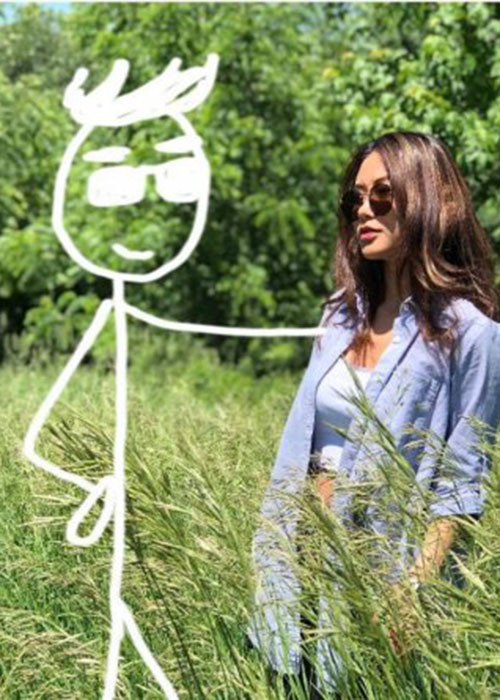 “Khi chúng bạn F.A quá lâu… Ở đây có đứa nào 20 tuổi mà chưa có lấy 1 mối tình đầu không? Hãy nói là tui không cô đơn đi!”, chủ nhân bài viết ngậm ngùi chia sẻ cùng bộ ảnh của mình.