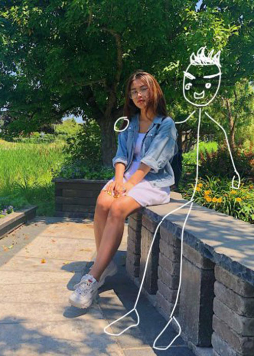 Dạo quanh một vòng mạng xã hội, chúng ta dễ dàng bắt gặp cảnh những cặp đôi đang đi du lịch. Có người yêu rồi nhìn sẽ ghen tị vì “hè rồi chưa được đi biển” còn chưa có người yêu thì khỏi nói… sẽ xuất hiện một “bản tình ca” than thân trách phận ế. Mà bài ca ấy chúng ta có thể nghe triền miên từ năm này qua năm khác nhưng có người đến “rắc thính” thì vội vàng né tránh. Tuy nhiên không biết trường hợp của cô gái dưới đây như thế nào vì 20 năm qua cô vẫn FA lâu năm nhưng hình mẫu lý tưởng thì luôn tồn tại. Thậm chí, cô nàng còn đầu tư hẳn một bộ ảnh để kể cho mọi người nghe về “người yêu” của mình.