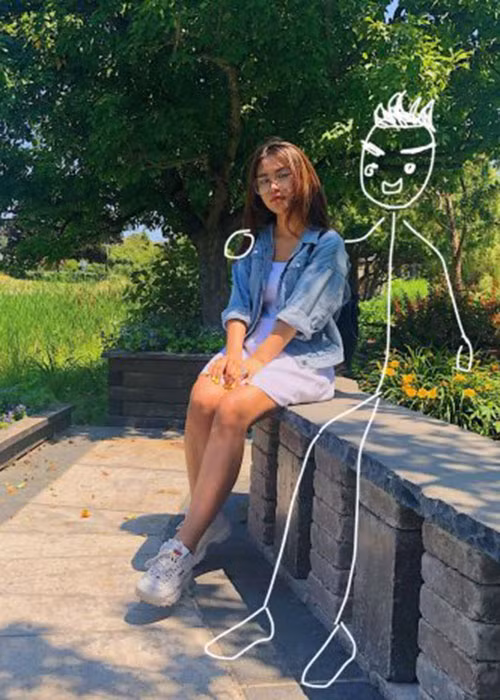 Dạo quanh một vòng mạng xã hội, chúng ta dễ dàng bắt gặp cảnh những cặp đôi đang đi du lịch. Có người yêu rồi nhìn sẽ ghen tị vì “hè rồi chưa được đi biển” còn chưa có người yêu thì khỏi nói… sẽ xuất hiện một “bản tình ca” than thân trách phận ế. Mà bài ca ấy chúng ta có thể nghe triền miên từ năm này qua năm khác nhưng có người đến “rắc thính” thì vội vàng né tránh. Tuy nhiên không biết trường hợp của cô gái dưới đây như thế nào vì 20 năm qua cô vẫn FA lâu năm nhưng hình mẫu lý tưởng thì luôn tồn tại. Thậm chí, cô nàng còn đầu tư hẳn một bộ ảnh để kể cho mọi người nghe về “người yêu” của mình.