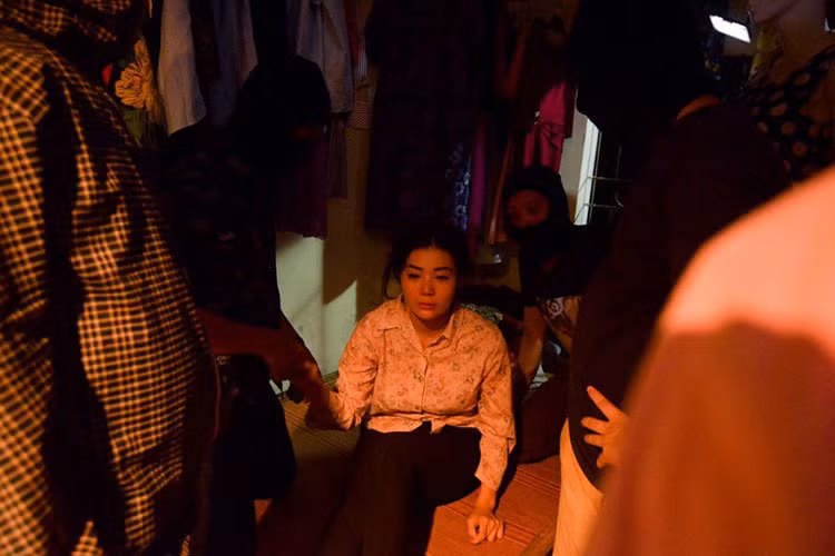 Với cảnh quay bị cưỡng hiếp, Thanh Hương vật lộn quay suốt 4 tiếng từ 20h -24h trong thời tiết nóng nực. Sau cảnh quay này, cô còn bị ngất. Ảnh: Zing