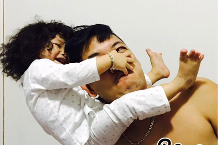 Con gái của Thành Đạt - Hải Băng nghịch ngợm trước khi đi học.