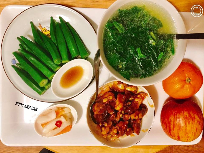 Thực đơn 7: Sụn ram rim với tương ớt Hàn Quốc, đậu bắp luộc chấm mắm, canh rau cải ngọt. Ăn kèm củ cải muối. Tráng miệng bằng hoa quả tươi như táo, quýt.