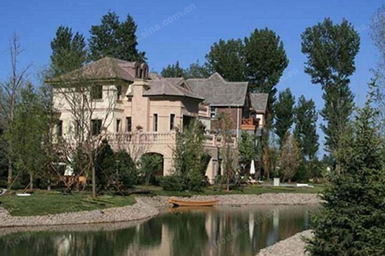 Hoặc đây là một biệt thự khác của người đẹp, có kiến trúc theo phong cách làng quê nước Anh.