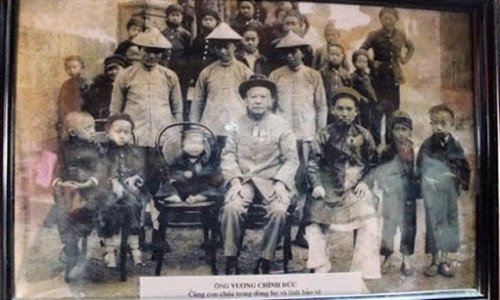 Vua Mèo Vương Chính Đức và đại gia đình quý tộc của ông