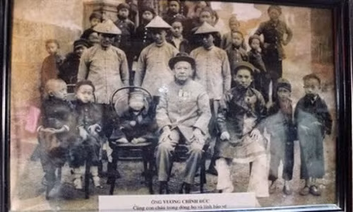 Vua Mèo Vương Chính Đức và đại gia đình quý tộc của ông