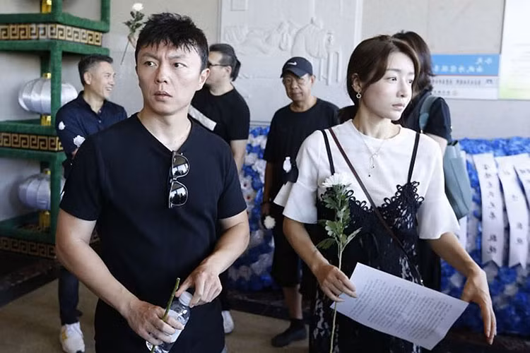 Nam diễn viên Tạ Miêu nghẹn ngào đến tiễn đưa Kế Xuân Hoa. Ảnh: QQ