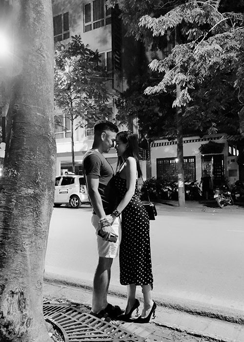 Hot Face sao Việt 24h: Vợ chồng Tâm Tít tình tứ trên phố.