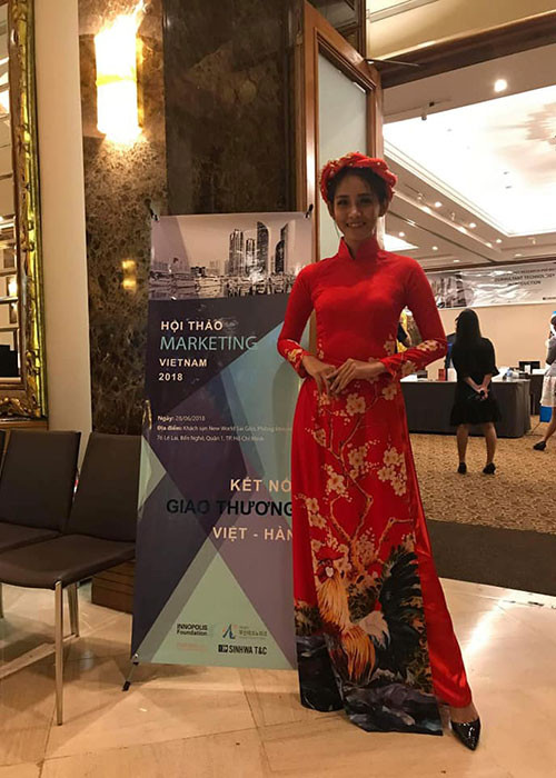 Chia sẻ về công việc PG, Kim Phượng cho hay công việc này khổ hơn nghề người mẫu và thu nhập không được cao. Ảnh: FBNV