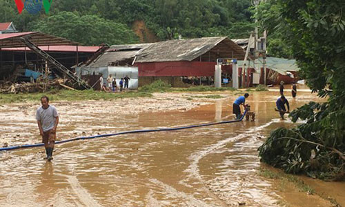Bơm nước từ khu dân cư ra sông để chống ngập.