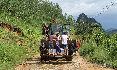 Nhiều đoạn đường không thể đi bộ, phải huy động máy xúc.