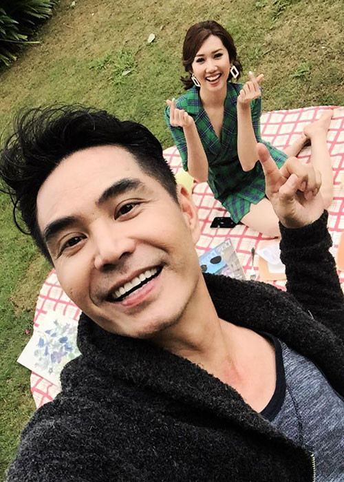 Chia sẻ hình ảnh bên Thúy Ngân, Trung Dũng để lại dòng chú thích: “Cô ấy lúc nào cũng tươi như hoa”. Ảnh: FBNV