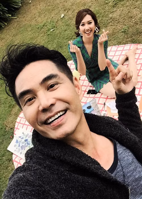 Chia sẻ hình ảnh bên Thúy Ngân, Trung Dũng để lại dòng chú thích: “Cô ấy lúc nào cũng tươi như hoa”. Ảnh: FBNV