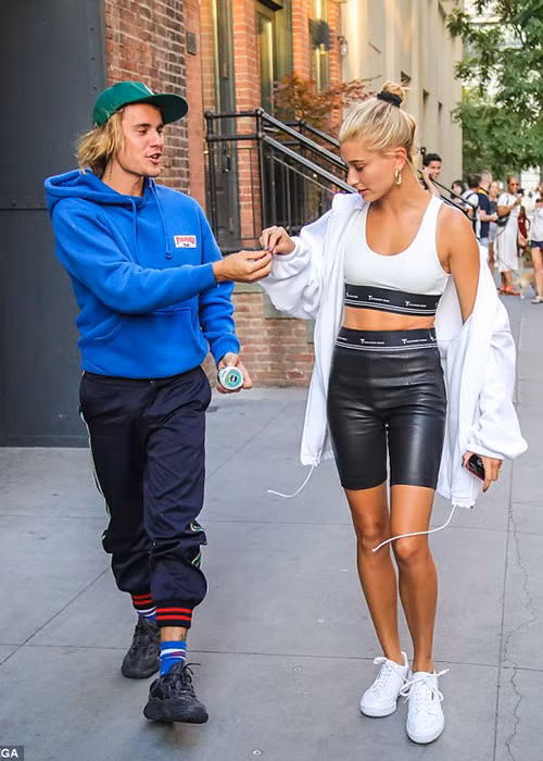 Justin cũng được cho là đi trực thăng về gặp gỡ gia đình vợ sắp cưới.