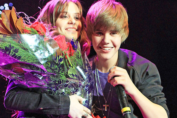 Justin từng gặp Caitlin Beadles tại một nhà thờ vào năm 2009. Chuyện tình của họ tan vỡ khi Justin quá bận rộn với công việc.