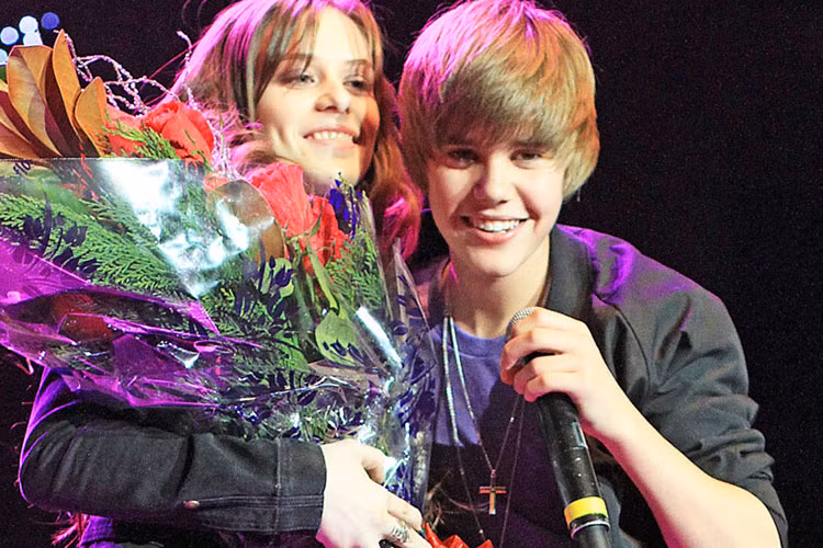 Justin từng gặp Caitlin Beadles tại một nhà thờ vào năm 2009. Chuyện tình của họ tan vỡ khi Justin quá bận rộn với công việc.
