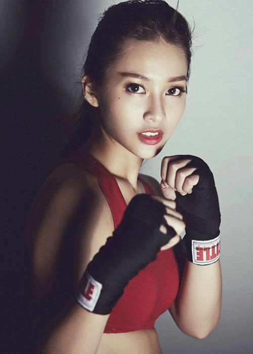 Sinh năm 1997, Khả Ngân bắt đầu gây chú ý khi tung bộ ảnh trong bộ đồ boxing vào cuối năm 2012. Ảnh: Zing