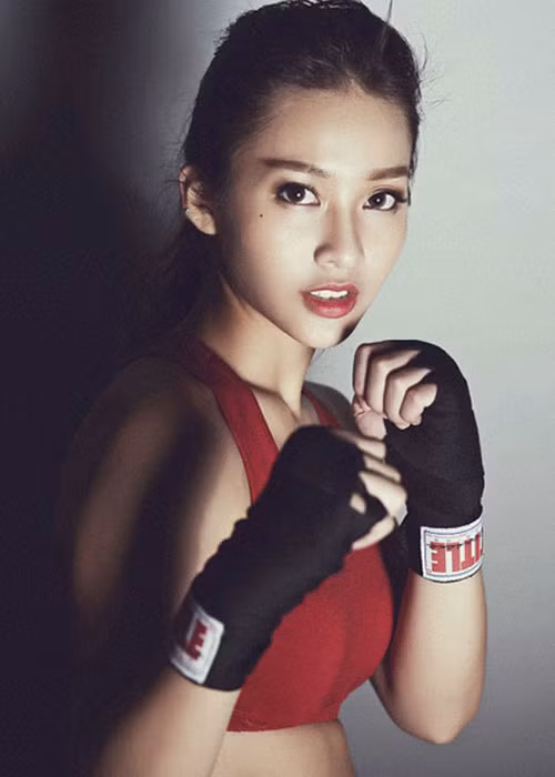 Sinh năm 1997, Khả Ngân bắt đầu gây chú ý khi tung bộ ảnh trong bộ đồ boxing vào cuối năm 2012. Ảnh: Zing