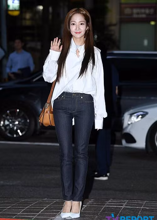 Park Min Young diện trang phục trẻ trung. Ảnh: Tvreport