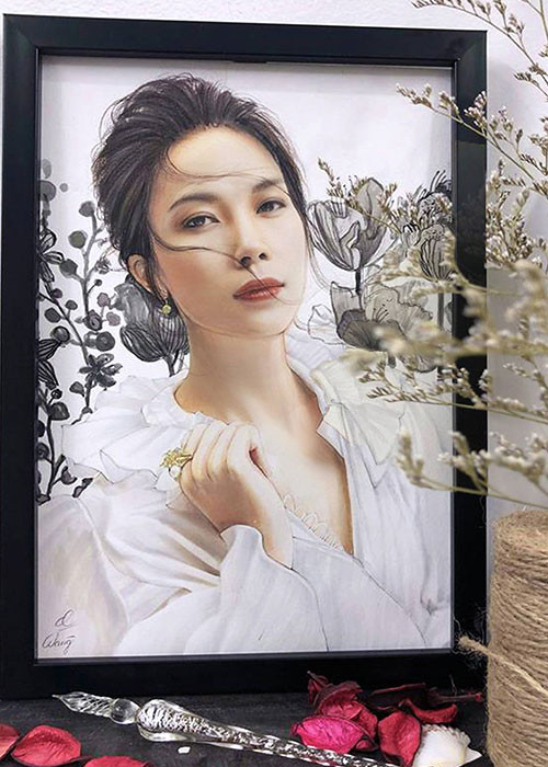 Mỹ Tâm khoe bức tranh chân dung được fans vẽ tặng.