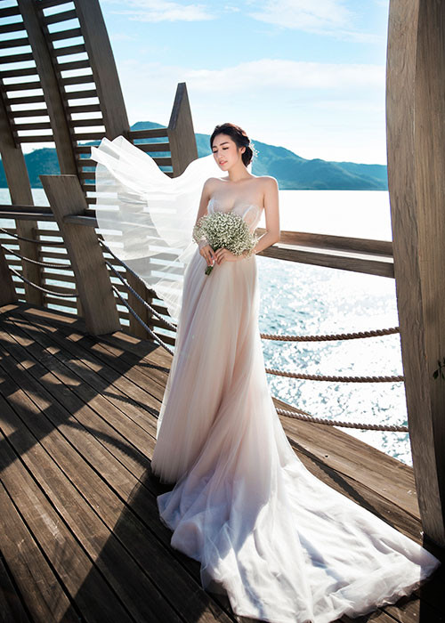 Hình ảnh Tú Anh đẹp lộng lẫy khi diện váy cưới.