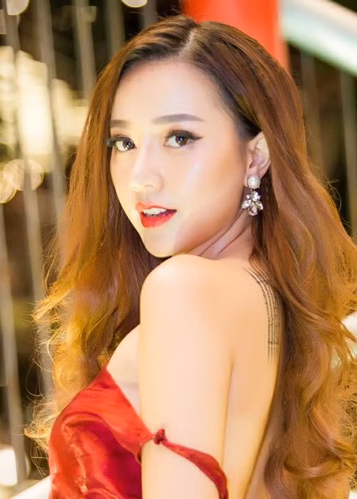 Vẻ đẹp của Băng Di thêm sắc sảo sau khi trang điểm.