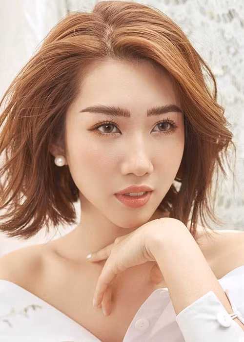 Hình ảnh Thúy Ngân đẹp lộng lẫy khi được trang điểm kỹ lưỡng.