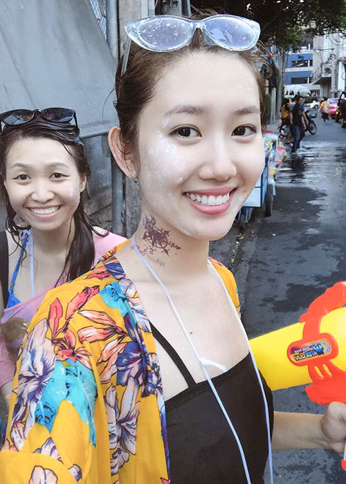 Thúy Ngân xuất thân là người mẫu, từng đoạt danh hiệu á khôi cuộc thi Hoa khôi Trang sức 2009. Ngoài vóc dáng gợi cảm, Hân của "Gạo nếp gạo tẻ" còn sở hữu gương mặt mộc đẹp không tỳ vết.