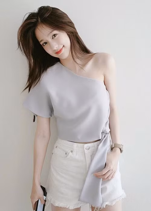 Gợi cảm vừa đủ: Những cô gái mặc đồ quá “kiệm vải” dễ khiến mày râu e dè, trong khi đó một chút khoe khéo lại khiến họ thấy thu hút hơn cả.