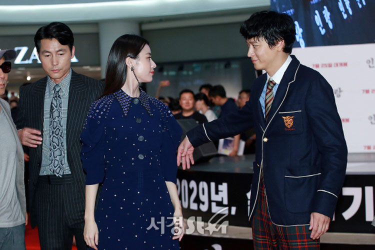 Phản ứng khi xuất hiện bên nhau của Kang Dong Won và Han Hyo Joo khiến khán giả chú ý. Ảnh: sedaily