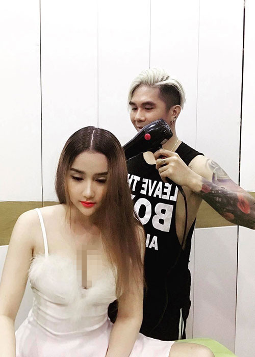 Hình ảnh Khánh Đơn sấy tóc giúp bạn gái kém 8 tuổi từng gây chú ý.