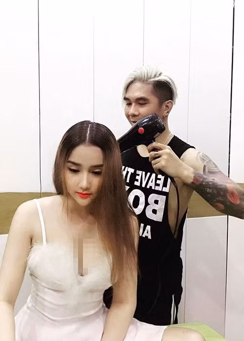 Hình ảnh Khánh Đơn sấy tóc giúp bạn gái kém 8 tuổi từng gây chú ý.