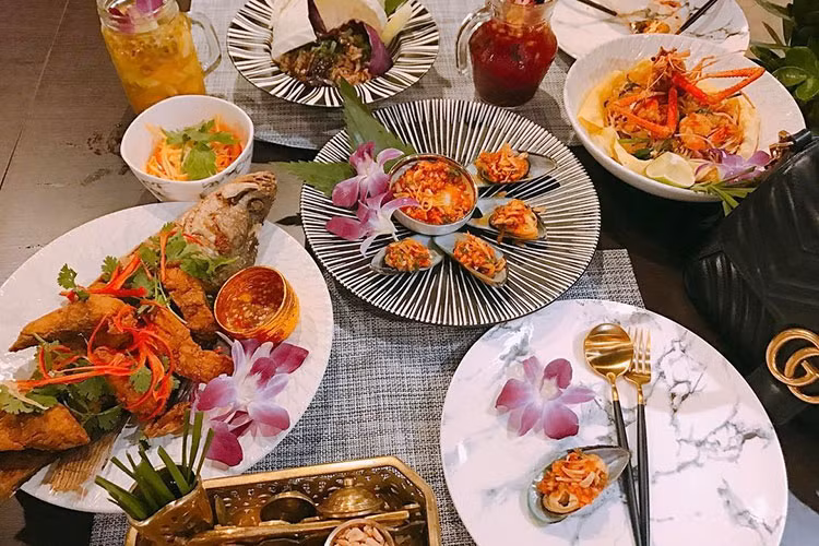 Đến Mays Urban Thai Dine, chắc chắn bạn không chỉ được no bụng, mà còn "no mắt". Từng món ăn ở đây được trang trí rất tỉ mỉ, công phu. Đến cả các vật dụng đựng thức ăn như chén, dĩa... cũng theo một concept đen - trắng đầy nghệ thuật. Địa chỉ: Tầng 2, 2-4-6 Đồng Khởi, quận 1. Ảnh: @leosnak, @chibieoffical, @kieucb, @thien.kasho.