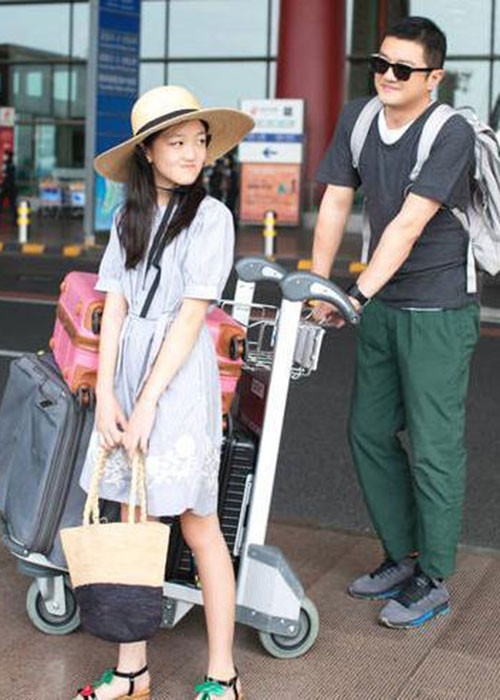 Sau khi bố mẹ ly hôn, bé Lý Yên sống cùng bố. Ảnh: QQ