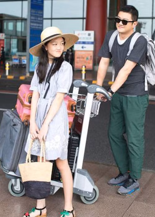 Sau khi bố mẹ ly hôn, bé Lý Yên sống cùng bố. Ảnh: QQ