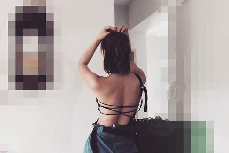 Phạm Lịch khoe lưng trần gợi cảm.