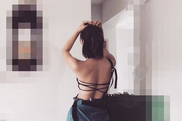 Phạm Lịch khoe lưng trần gợi cảm.