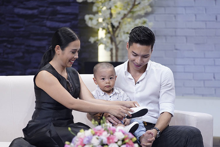 Vợ chồng sao Việt Quốc Nghiệp - Ngọc Mai mang giày cho con trai.